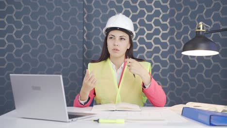 una mujer ingeniera que hace cálculos relacionados con el trabajo.