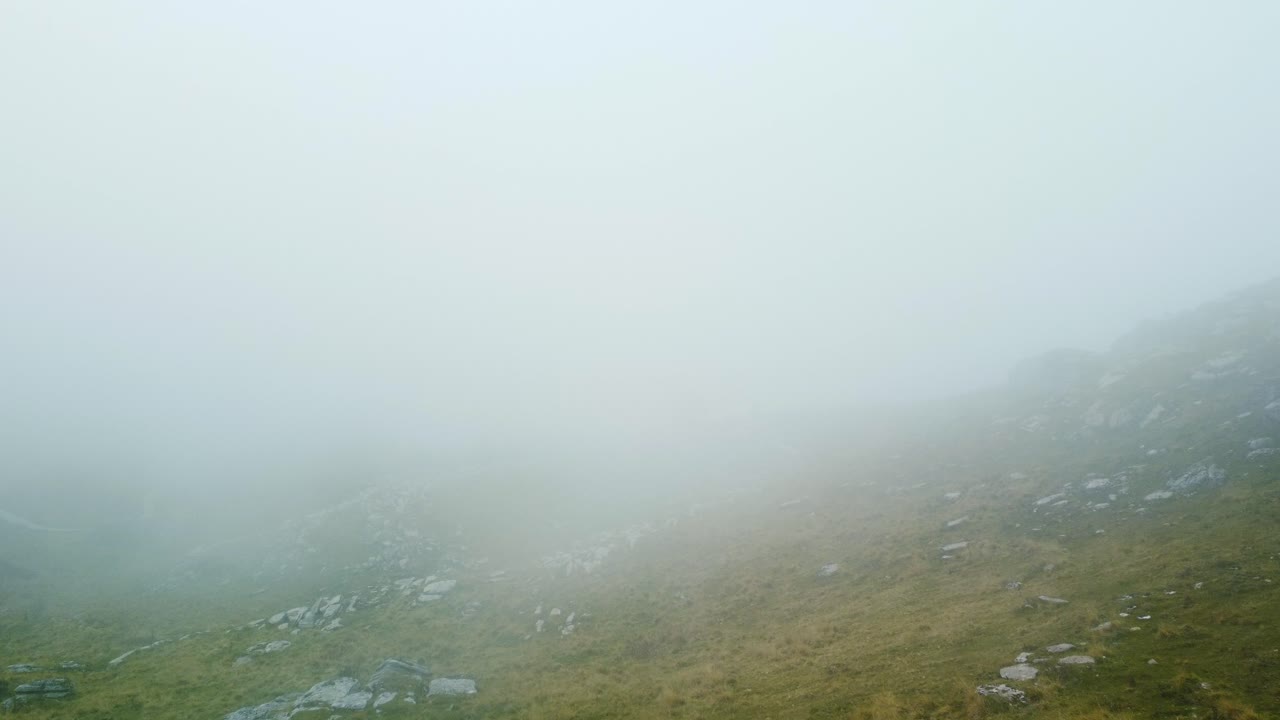 산속의 안개 풍경과 함께 영화 같은 공중 드론 비행