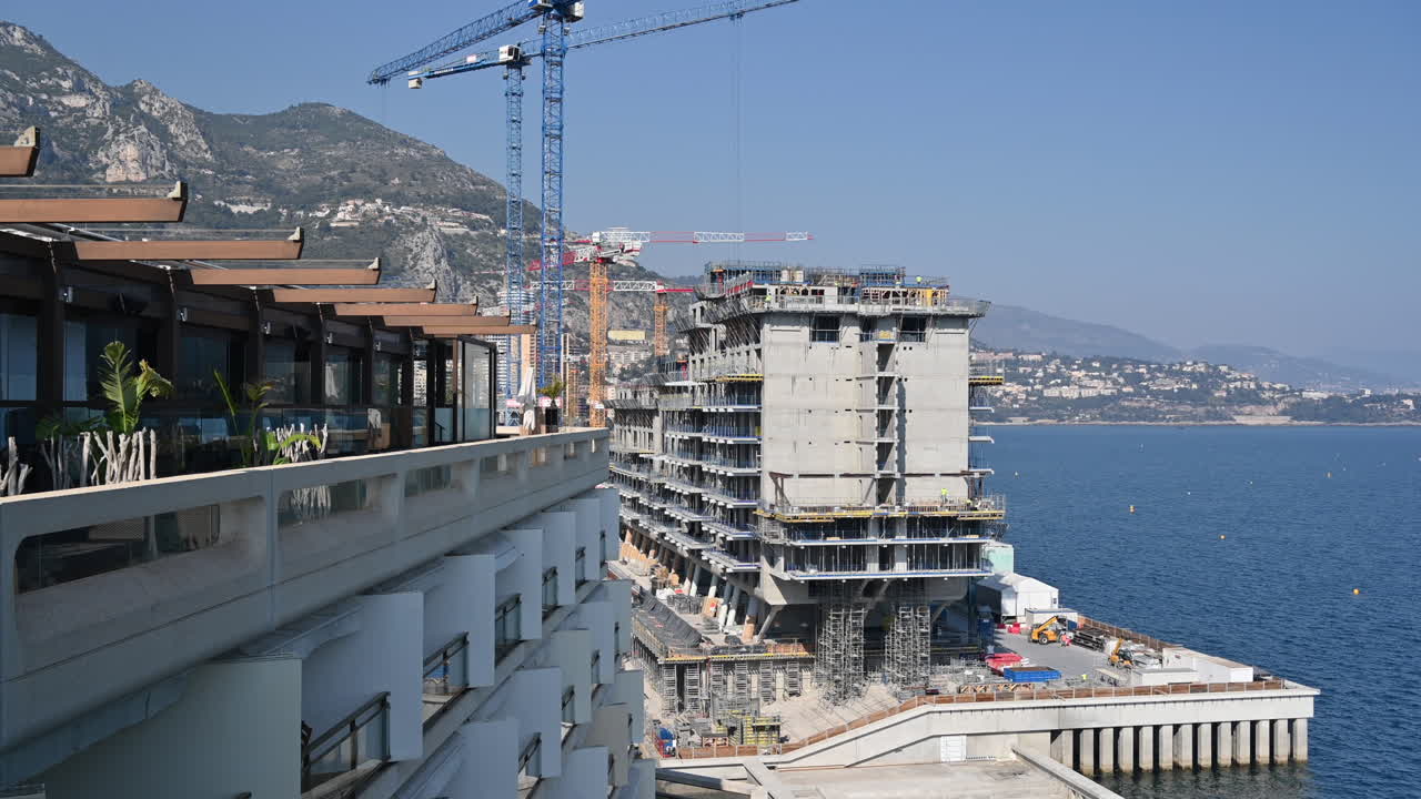 Edifici di Portier Cove in costruzione sulla riva, a Monte Carlo, Monaco