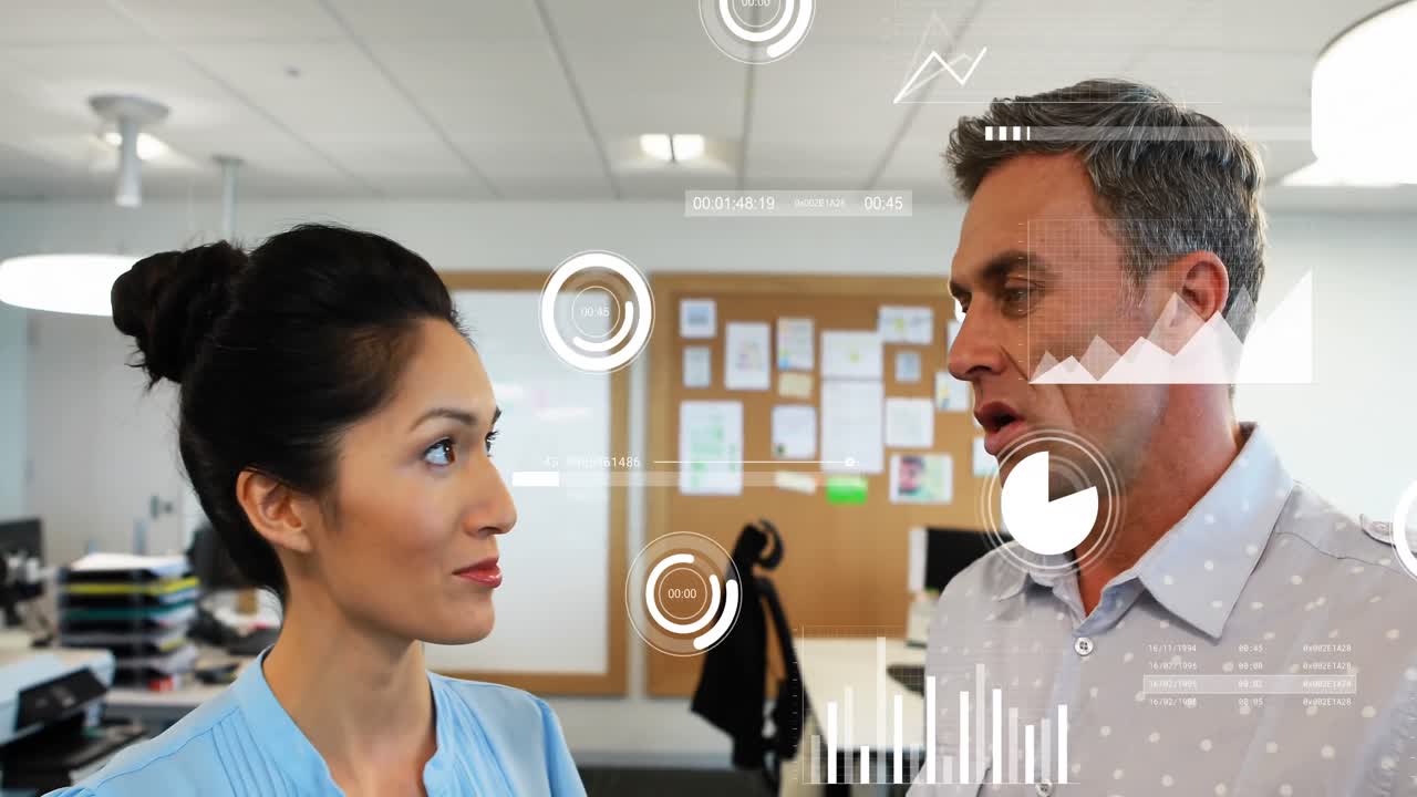 animación del procesamiento de datos contra hombres y mujeres diversos discutiendo en la oficina