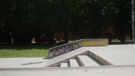 Kaukasischer-Junge,-Der-Im-Park-Skateboard-Fährt.