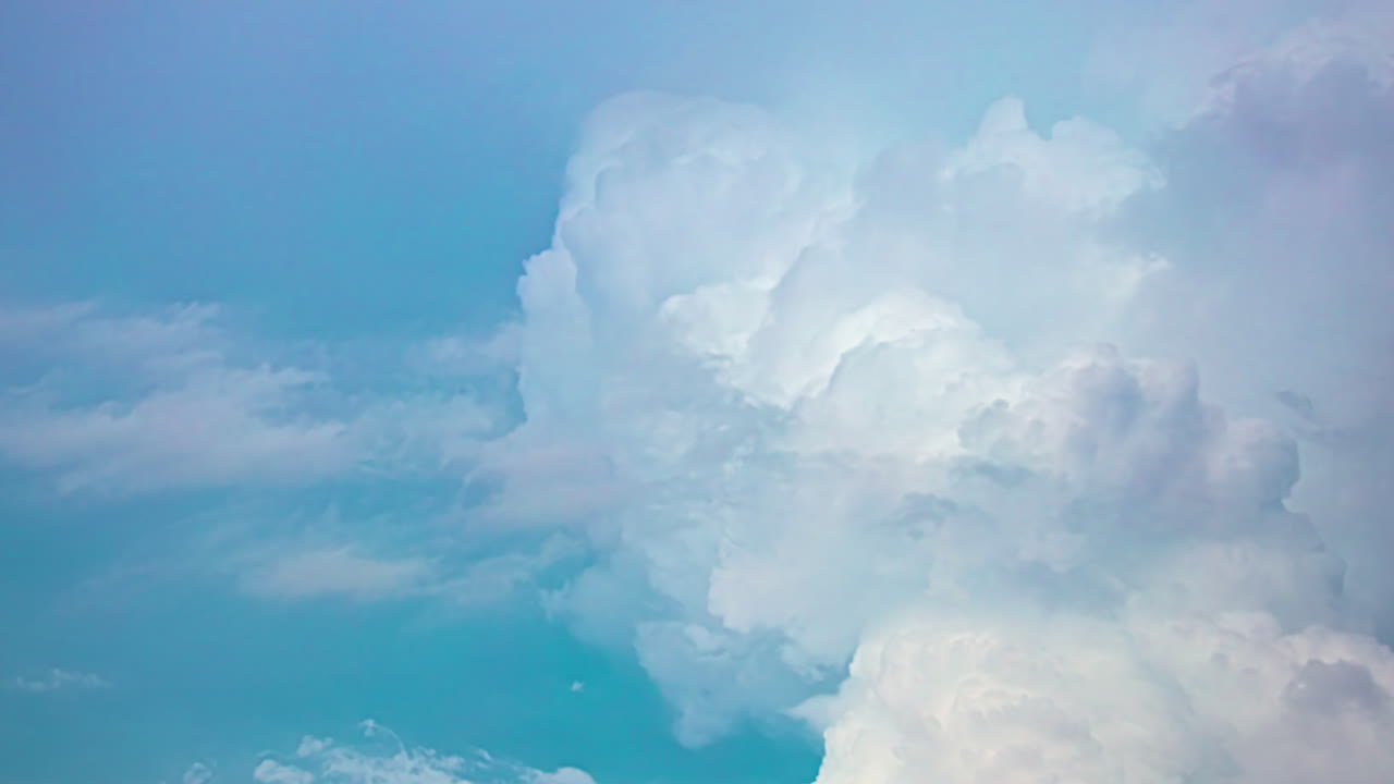 빨리 움직이는 구름이 파란 하늘을 지나갑니다.