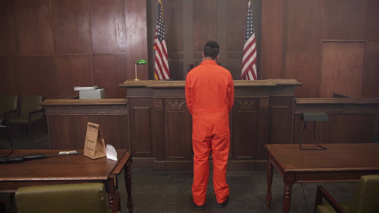 el recluso en la sala del tribunal se inclina hacia el juez