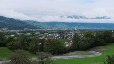 panorama des vaduz-tals am rhein, liechtenstein alpen berge