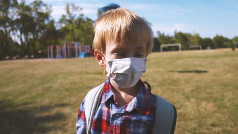 Niño-Pequeño-En-Un-Campo-Escolar-Con-Una-Máscara-Facial