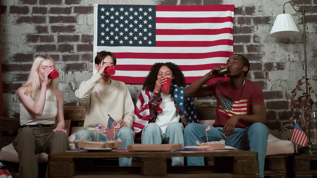 7월 4일을 축하하는 친구들