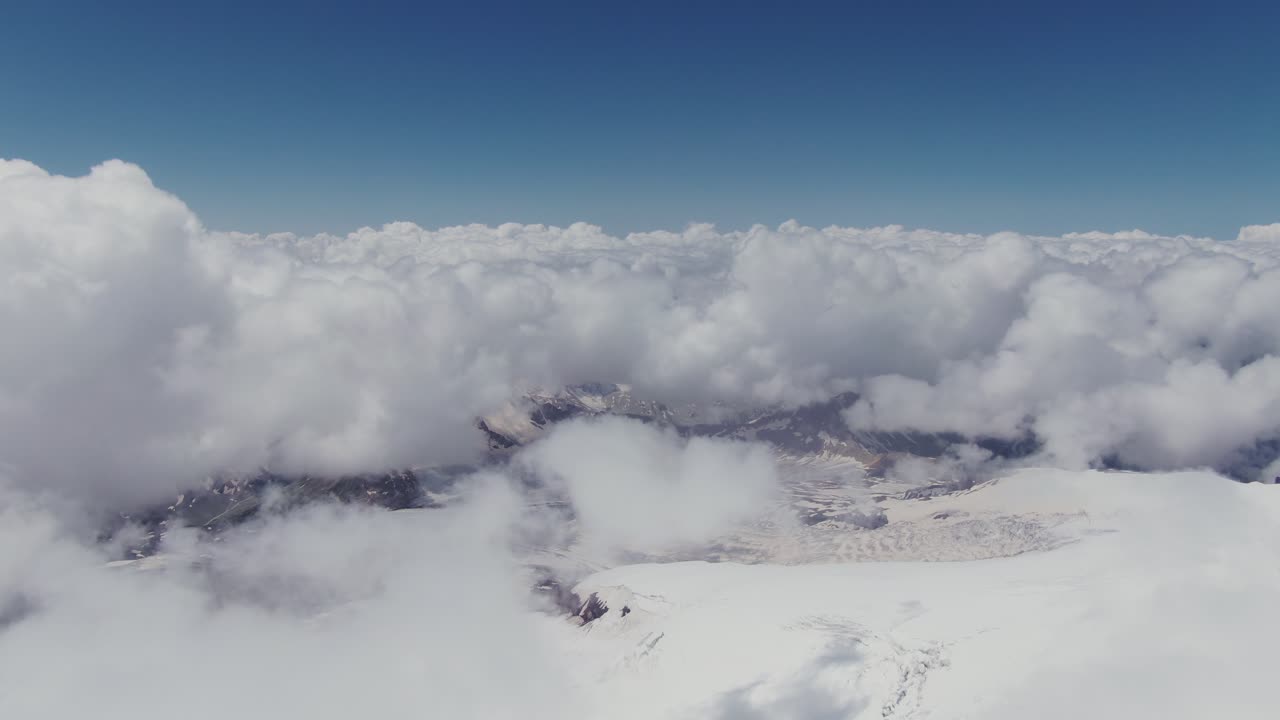 paisaje de montaña de gran altitud con nubes