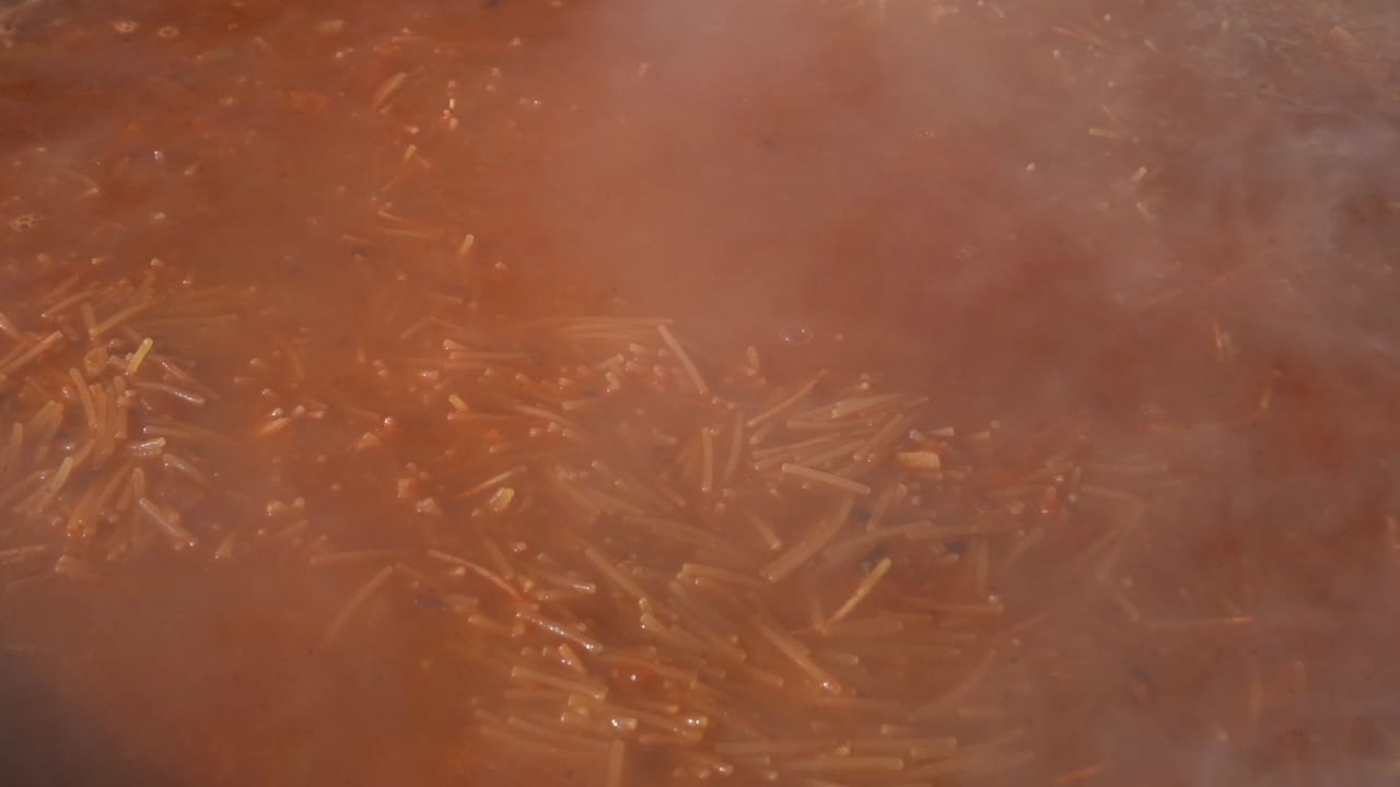 해산물 빠에야를 만들기 위해 소스로 파스타 요리하기, 맛있어요