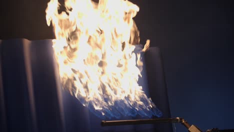 fuego en un techo de metal