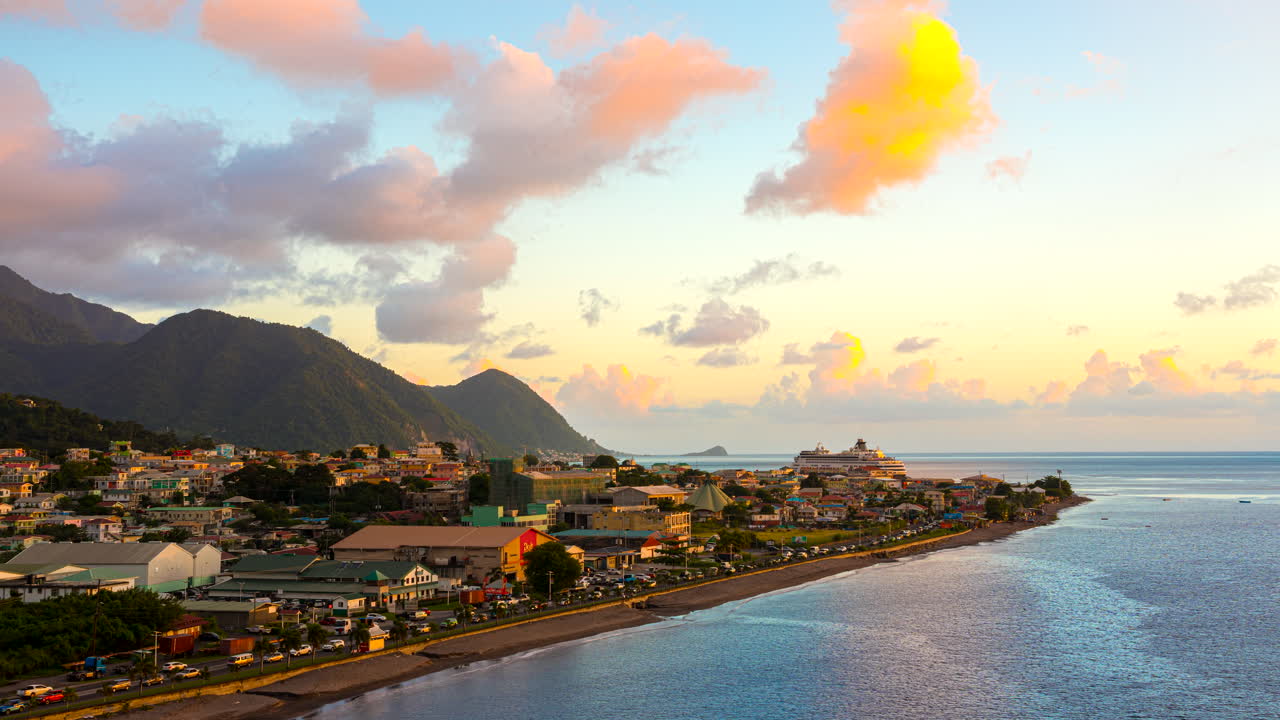 Hyperlapse aereo al tramonto del traffico sul lungomare a Pottersville, Dominica