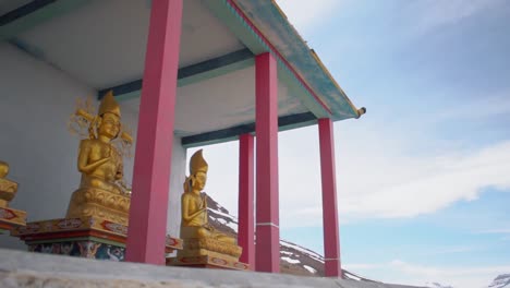 estatuas de buda pueblo clave cerca de kazah, valle de spiti en himachal pradesh - ciudad remota cerca de la frontera de indochina en el norte de la india
