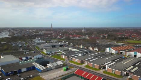 La-Ciudad-Histórica-De-Middelburg-Con-En-Primer-Plano-Un-Canal-Y-Una-Zona-Industrial