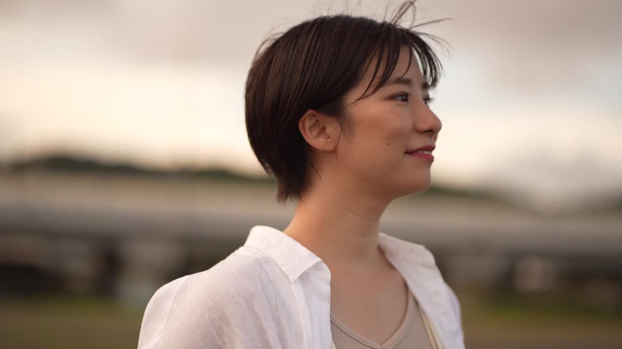 바다를 바라보는 여자