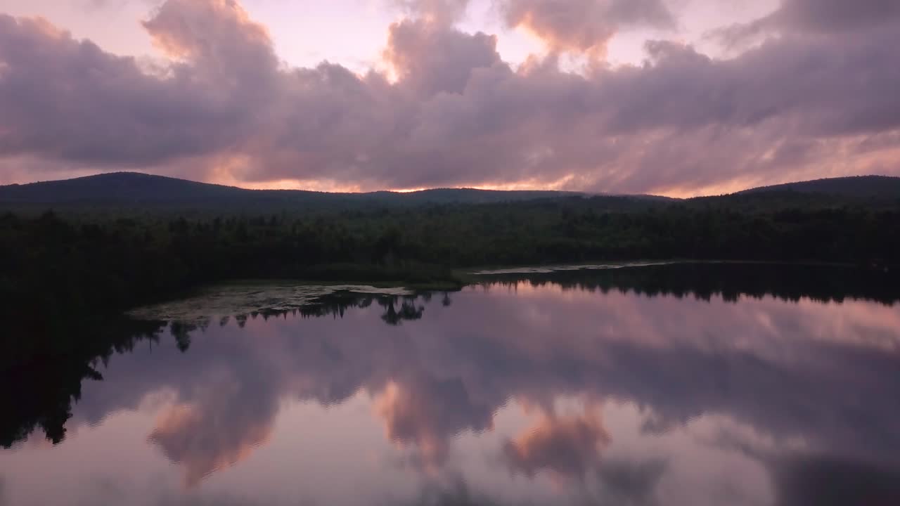 Maine, Monson Göleti'ndeki bir koya drone ile yakınlaştırma.