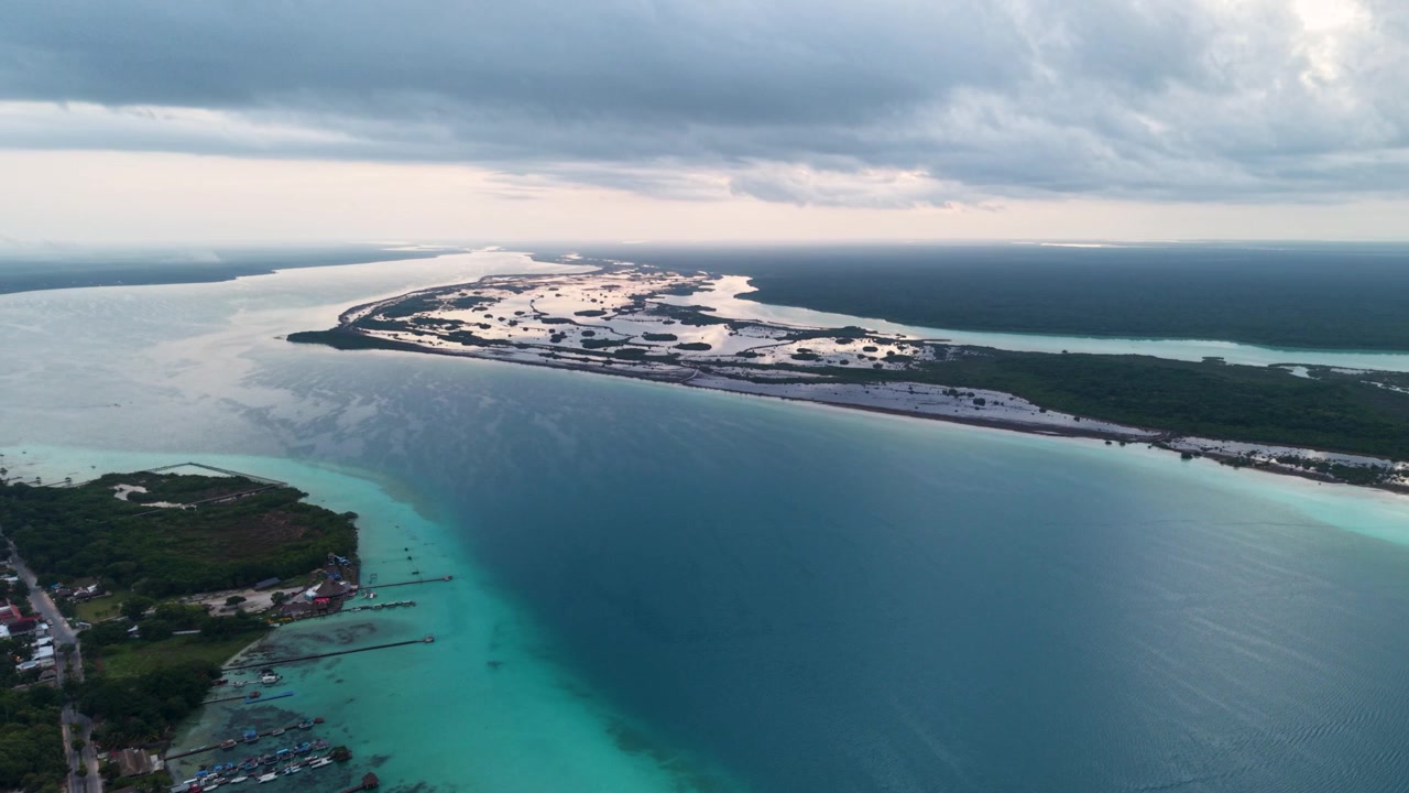 Tidiga morgonmoln över Bacalar, Quintana Roo