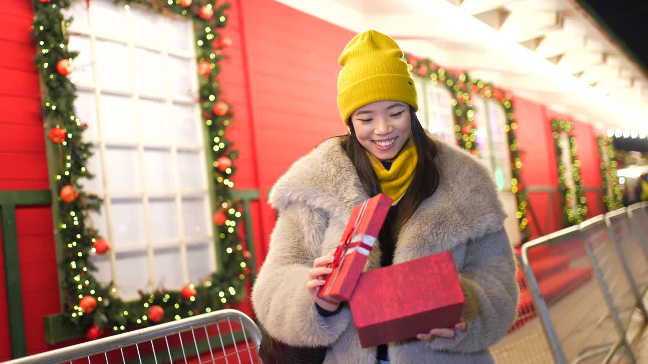 mujer abriendo un regalo de navidad