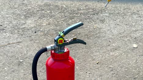 abriendo un extintor de incendios, toma de cerca