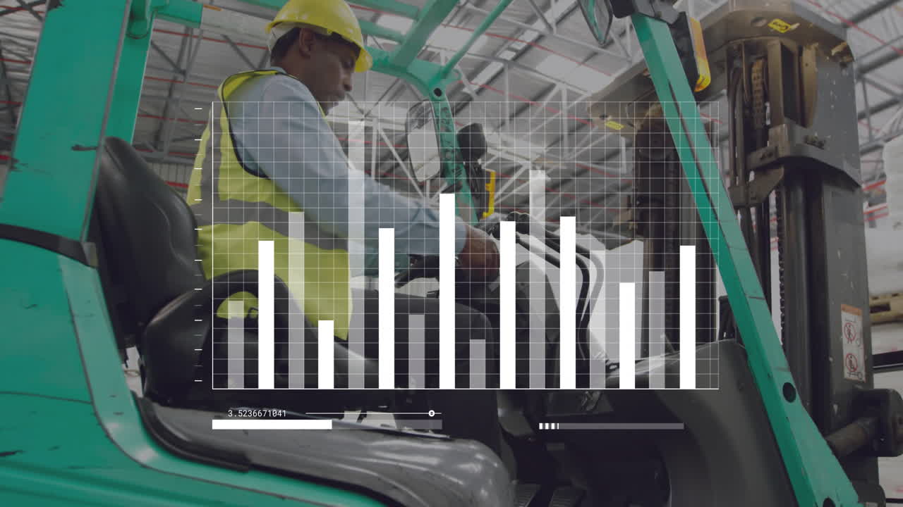 창고에서 엘리베이터 트럭을 사용하는 두 인종의 남성 노동자에 대한 금융 데이터 처리의 애니메이션