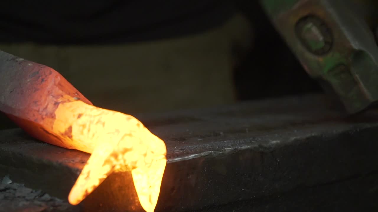 Fucinatura del metallo da parte di un fabbro in slow motion a 120fps.