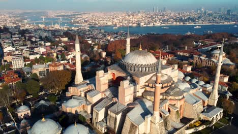 la ciudad más grande de turquía al amanecer. vista aérea de la mezquita de hagia sophia y vista de estambul durante el día