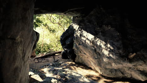 Toma-Tomada-Desde-El-Interior-De-Una-Pequeña-Cueva-Mirando-Hacia-Afuera