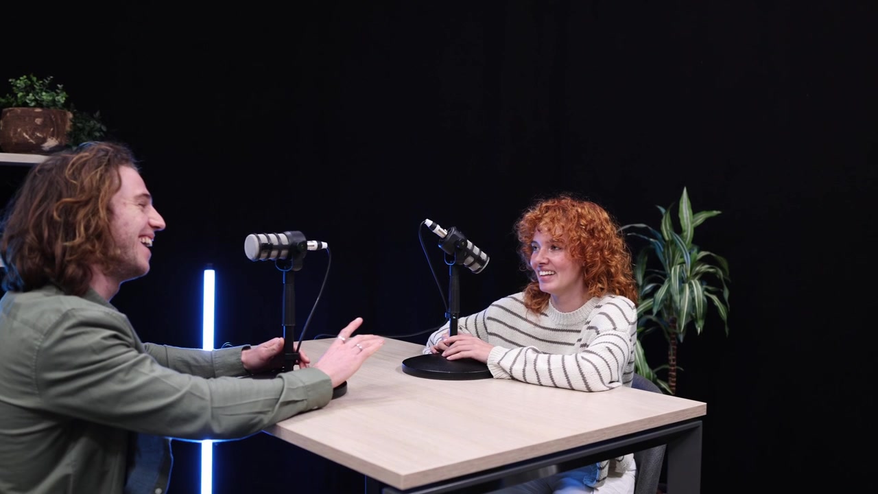Dois Jovens Adultos Gravando uma Entrevista de Podcast em um Estúdio
