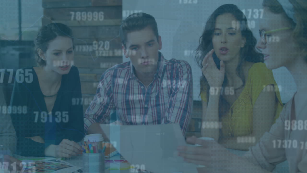 animación de ecuaciones matemáticas sobre diversos escolares que usan una computadora portátil.