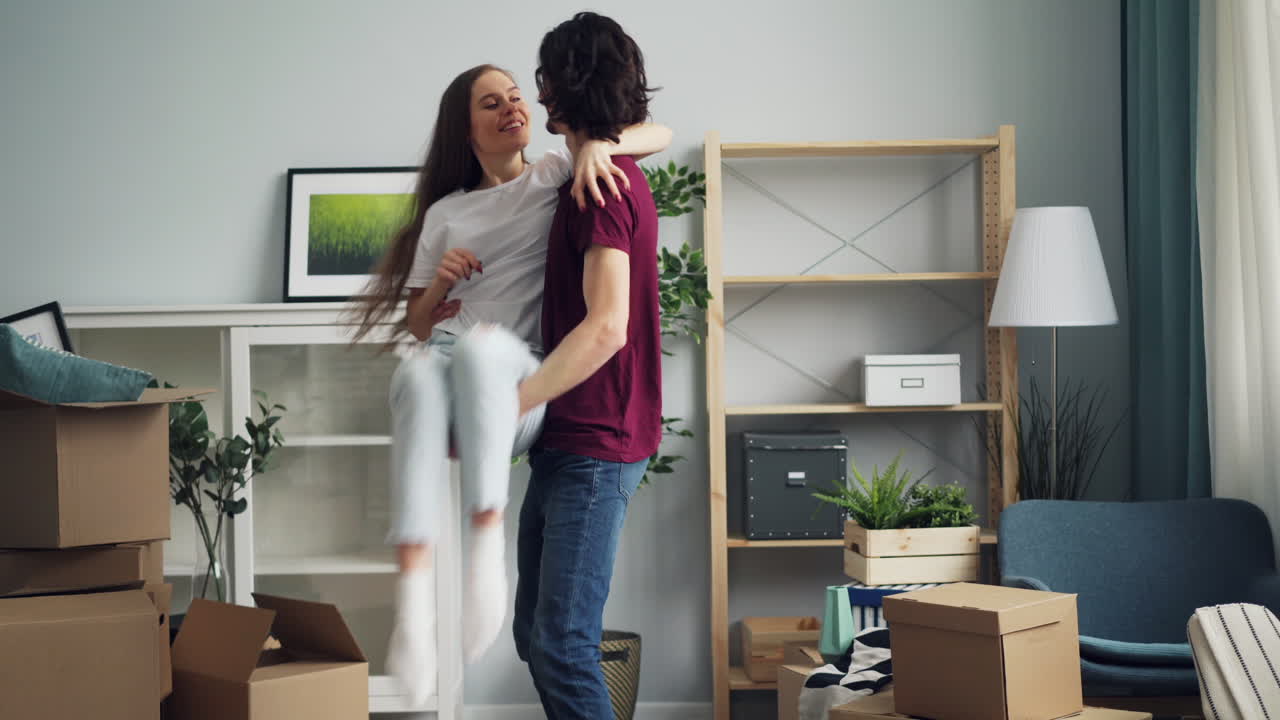 pareja que se muda a su nuevo hogar