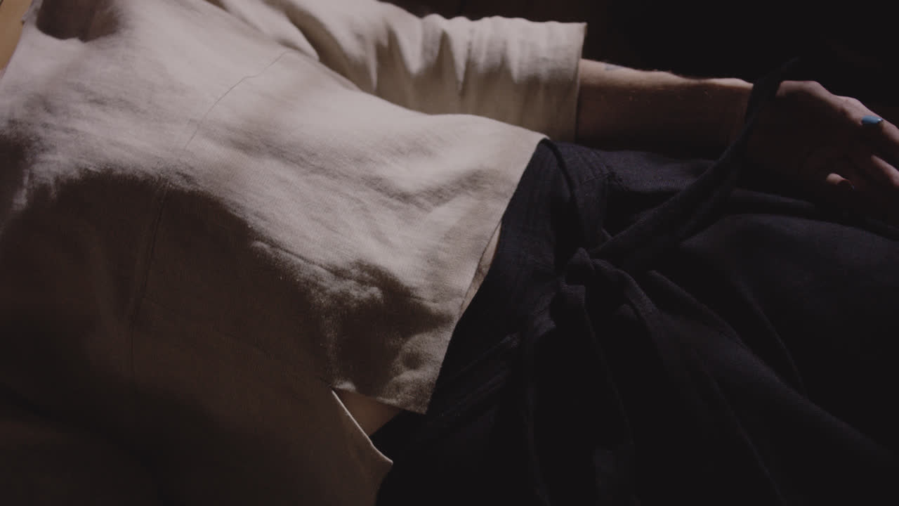 모델의 느슨하고 최소한의 세련된 옷