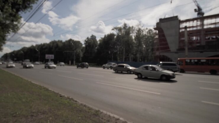 расфокусированные размытые кадры городского движения.