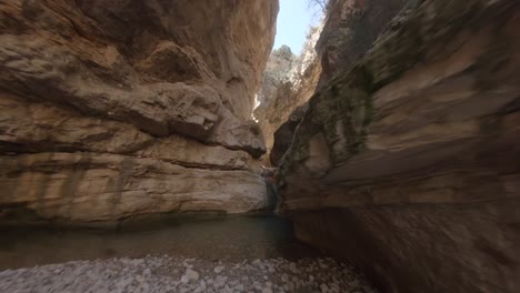 Extrem-Niedriger-Winkelschuss-Einer-Fpv-drohne,-Die-Zwischen-Felswänden-Der-Schlucht-Fliegt