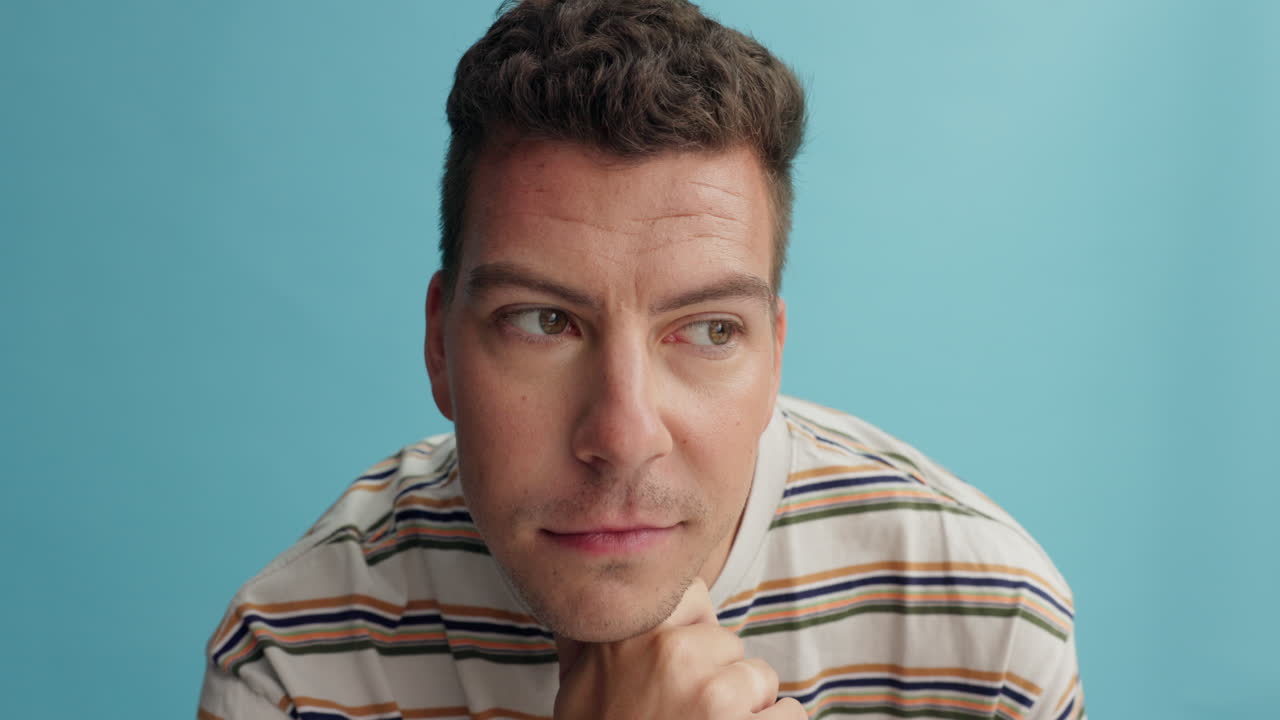 생각 깊게 내려다보는 남자