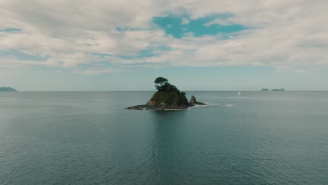 Pequeña-Isla-Aislada-En-El-Océano-Pacífico-En-Costa-Rica-Cerca-De-Guanacaste,-América-Central