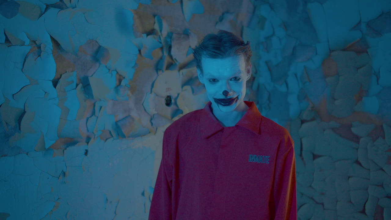 payaso aterrador en una casa abandonada