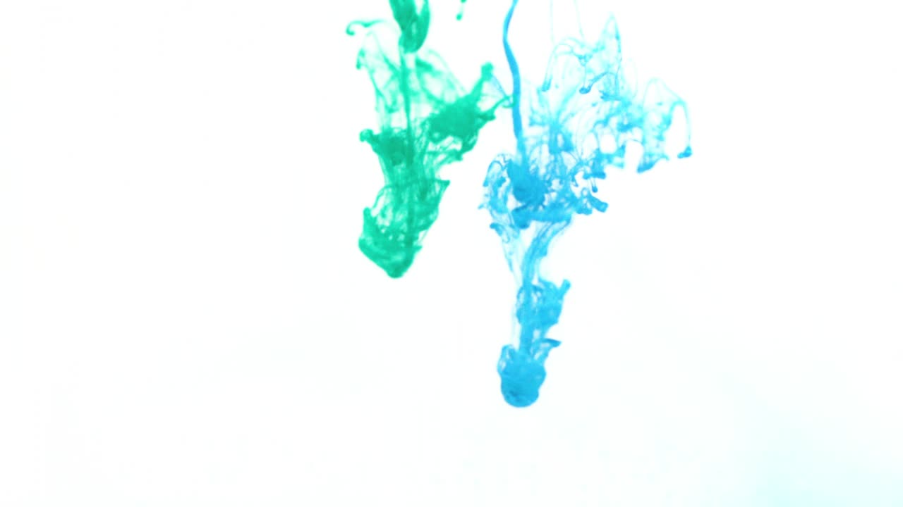 tinta turquesa y azul en agua