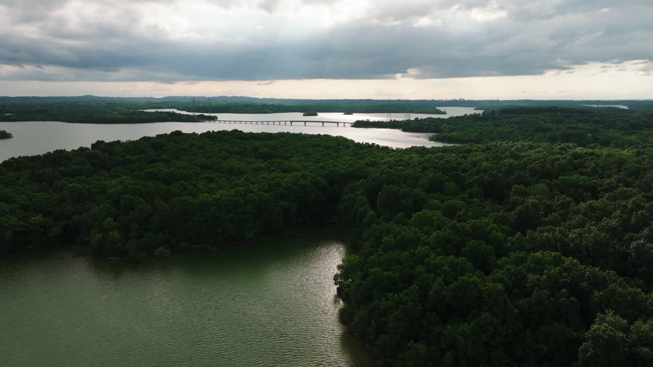 극적인 해가 지는 숲 속의 풍경에서  ⁇ 슨 파이크의 전망