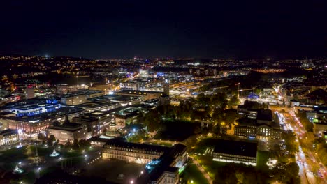 Lapso-De-Tiempo-Nocturno-Aéreo-En-4k-Del-Horizonte-Del-Centro-De-La-Ciudad-De-Stuttgart,-Alemania,-De-Izquierda-A-Derecha