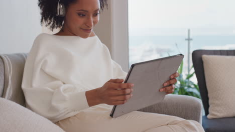 Hermosa-Joven-Usando-Una-Tableta-Viendo-Entretenimiento-En-Línea-En-Casa-Escuchando-Música-Disfrutando-Relajándose-En-Un-ático-De-Lujo