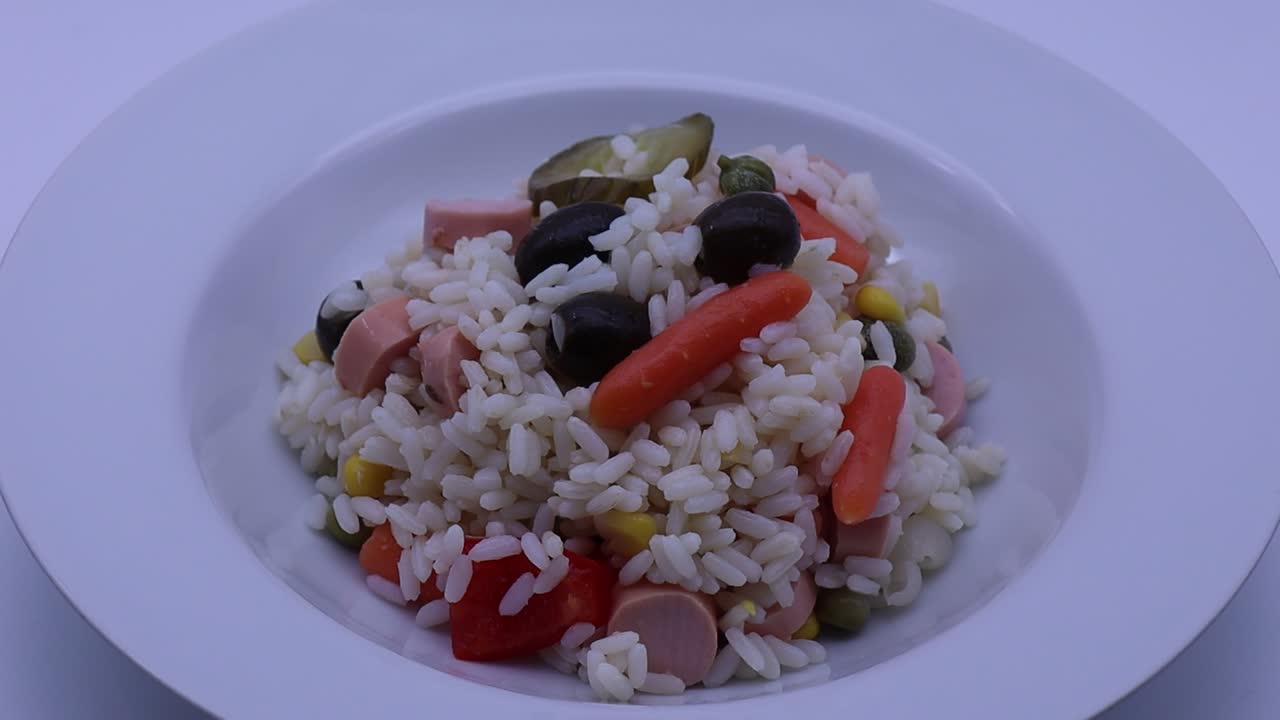 ensalada de arroz fría. concepto de comida saludable de verano