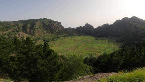 cráter de cova en la ciudad de paul, isla de santo antao en cabo verde, áfrica