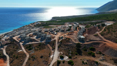 Vista-Aérea-Lejos-Del-Sitio-De-Construcción-De-Un-Nuevo-Complejo,-Día-Soleado-En-Dhermi,-Albania