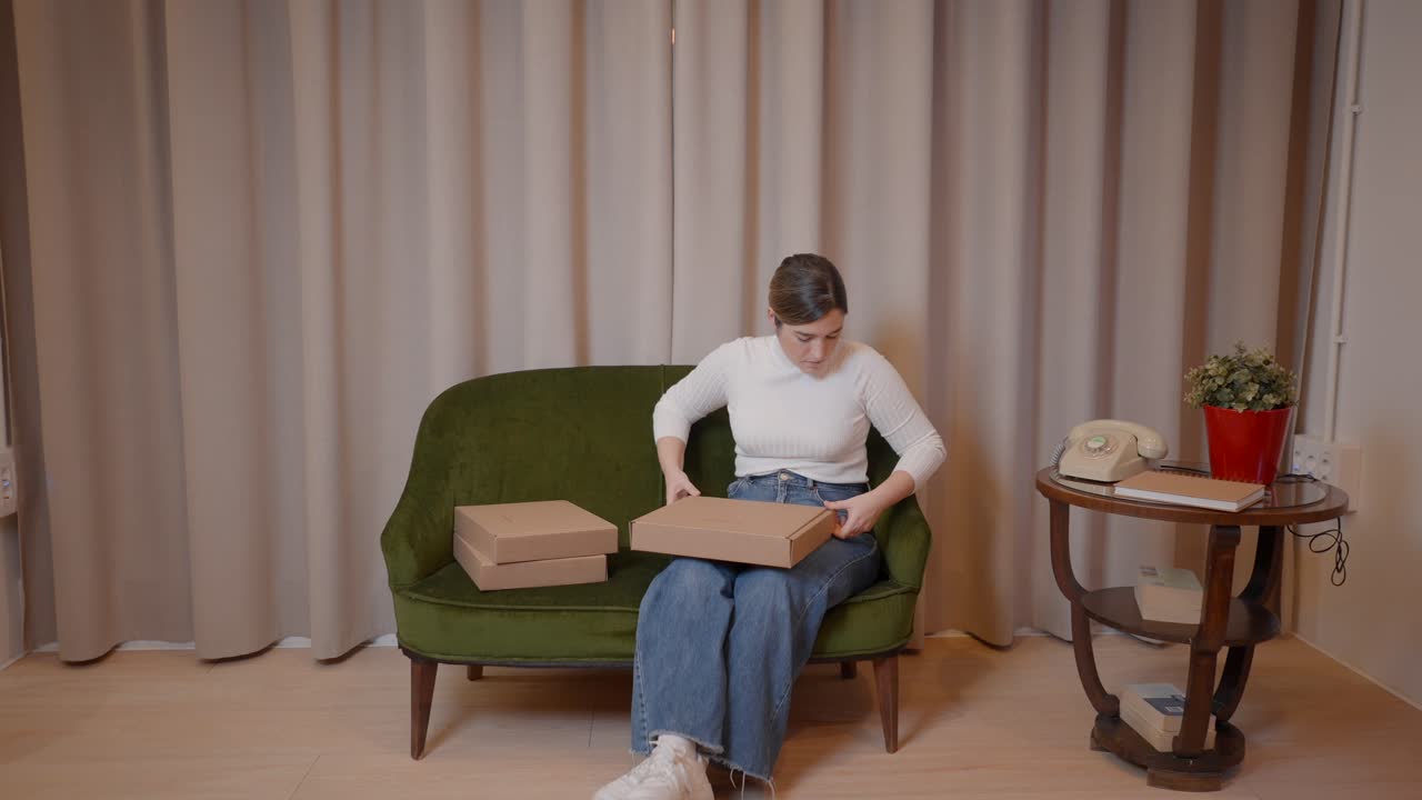 집에서 패키지를 풀고 있는 여자