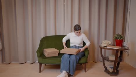 mujer desempaquetando paquetes en casa