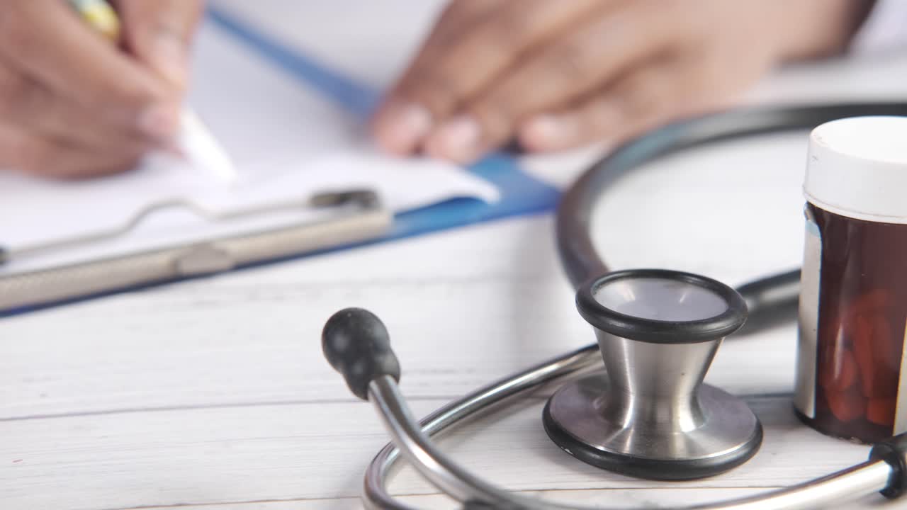 Médico escrevendo uma receita