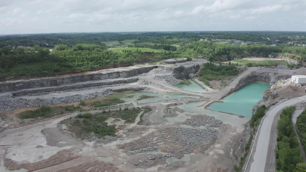 drone vuela sobre una cantera en el medio oeste de estados unidos
