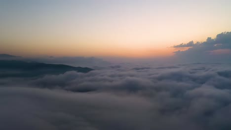 Volando-Sobre-Las-Nubes-Con-El-Sol-Tardío.-Fondo-De-Cielo-Colorido-Amanecer-O-Atardecer.