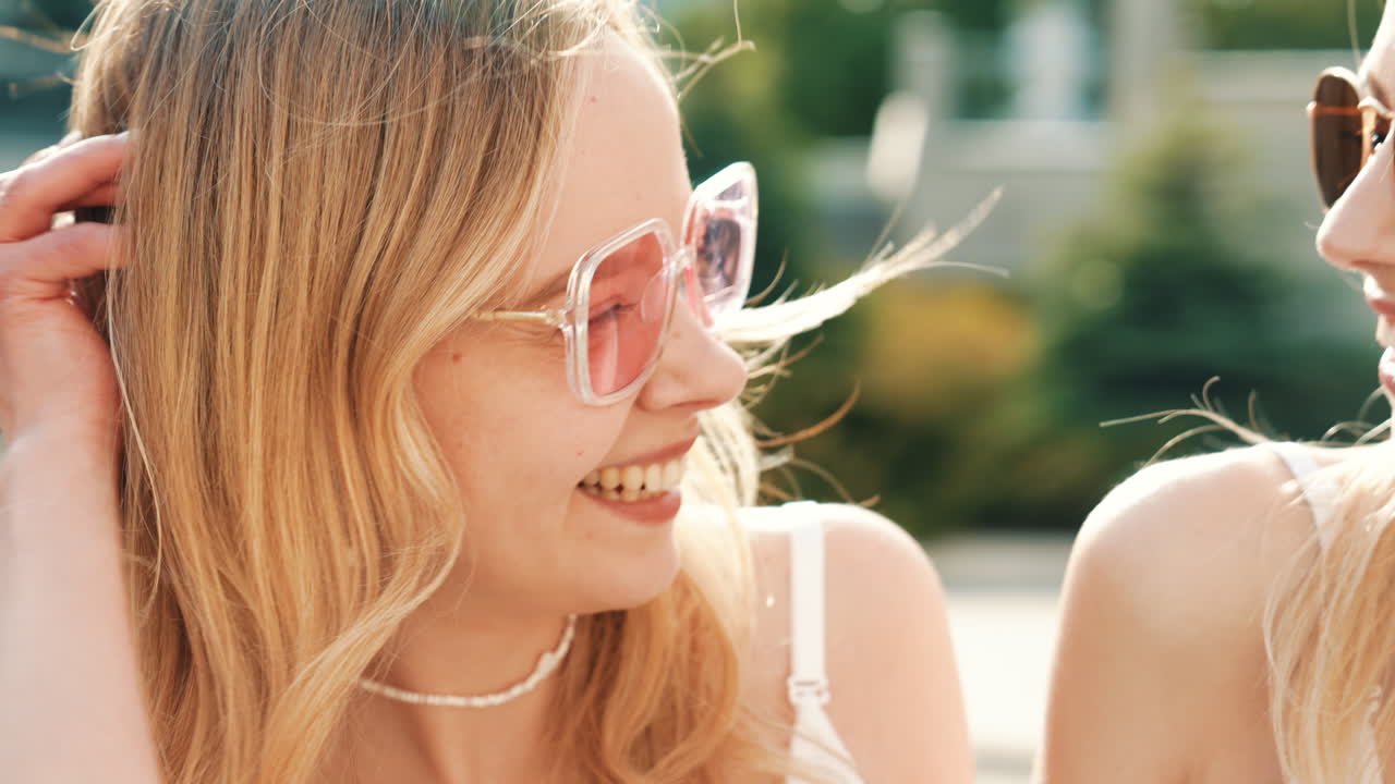 dos amigas felices al aire libre