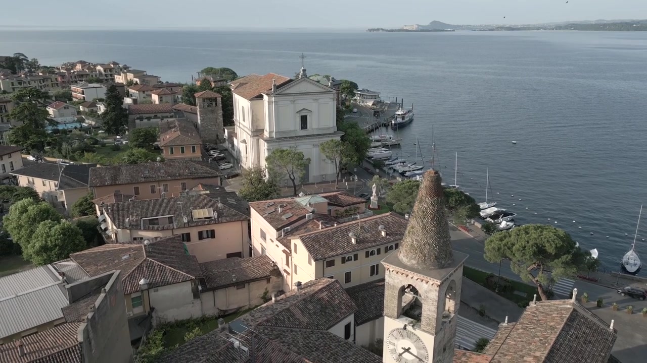 La Chiesa di Sant'Andrea Apostolo sulla riva del Lago di Garda, Italia.