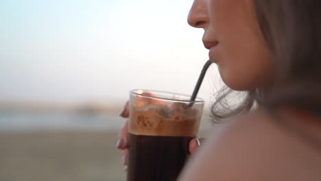 Mujer-En-La-Playa-Disfruta-De-Un-Refrescante-Helado