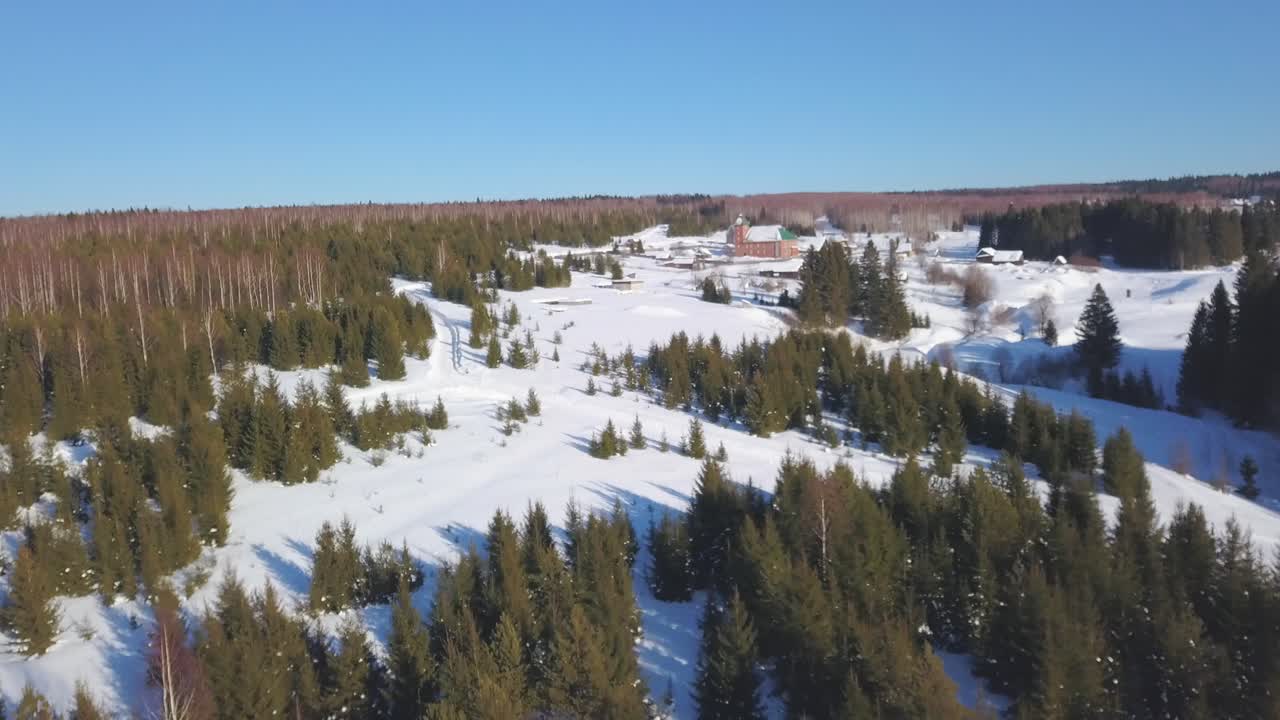 마을 과 교회 가 있는 눈 인 겨울 풍경